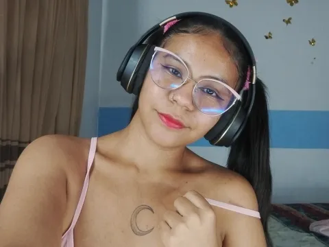 adult webcam model ChloeEmiily