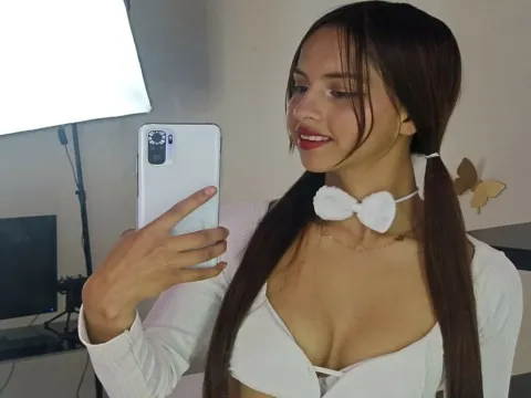 Have a live chat with webcam model EmilyThomps