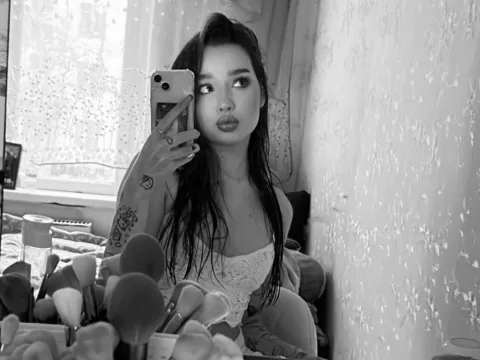 teen webcam model HollyBrawn