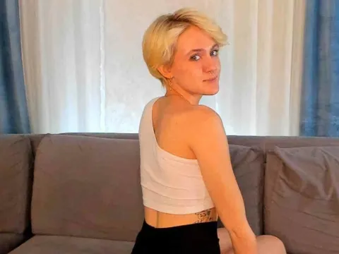 horny live sex model LynnaColeson