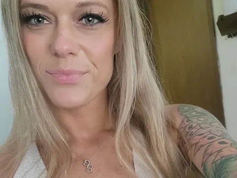 porn video chat model MaddiMarie